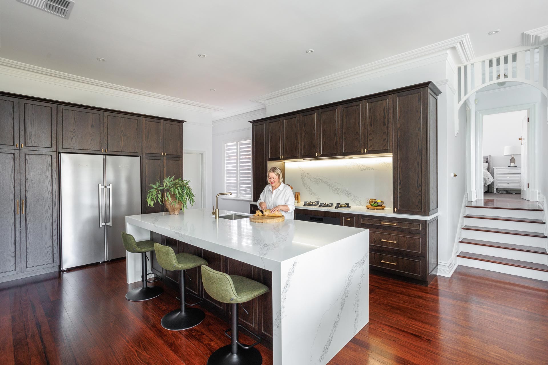  Kitchen Design with Dark Tones Without Using All Black