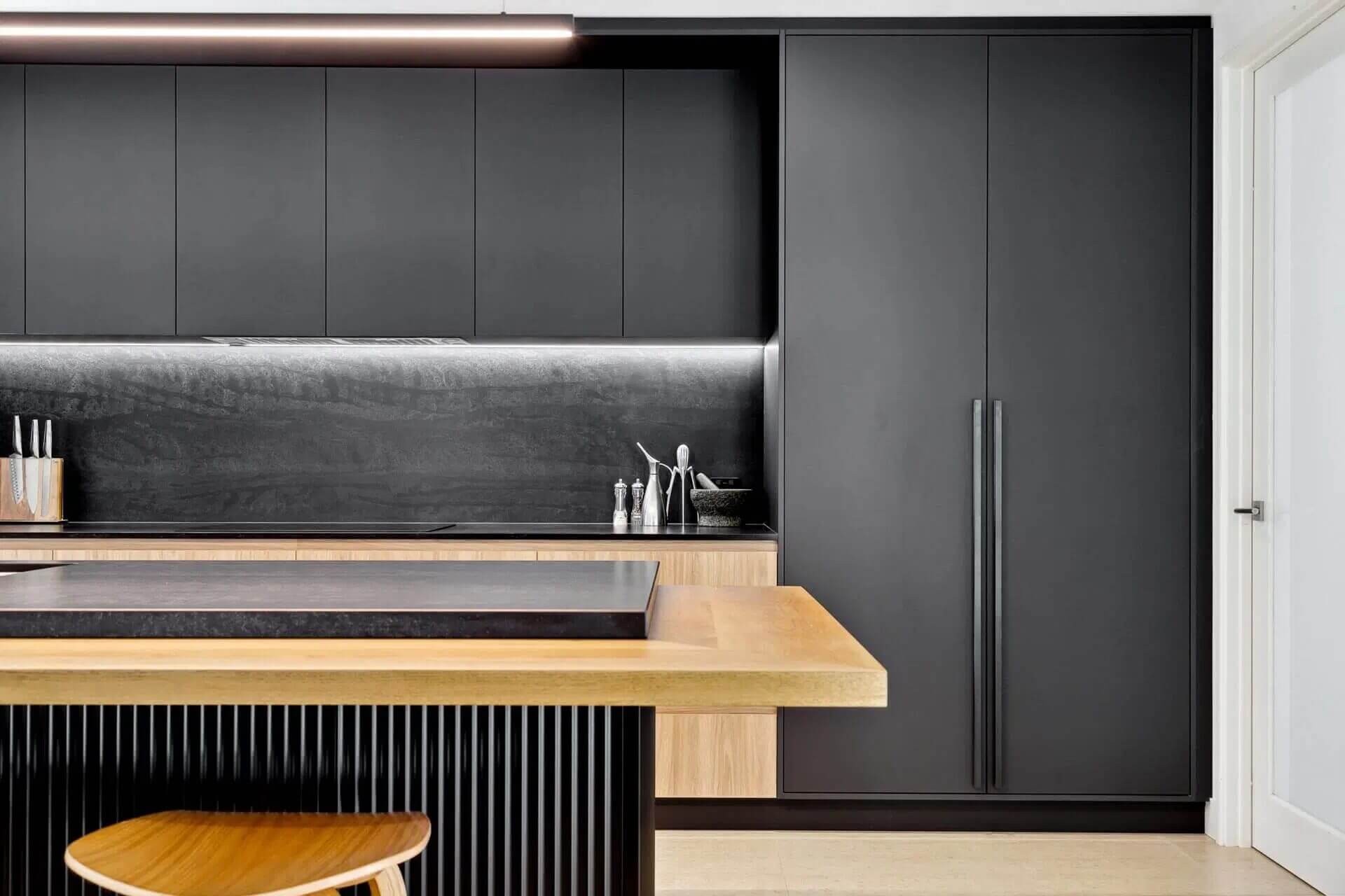 Why Dark Timber Kitchens are Returning to Modern Homes